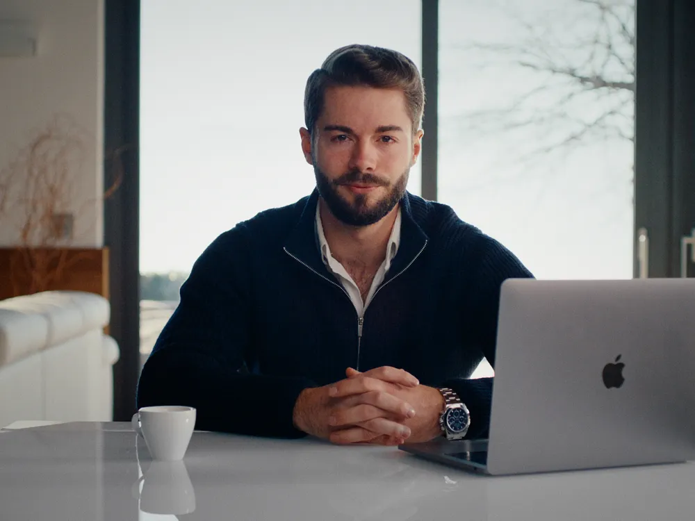 Jascha Osterhaus bei der Arbeit am Laptop