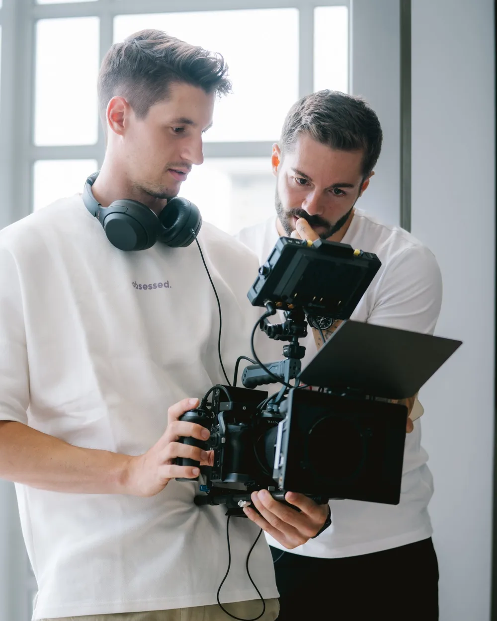 Jascha Osterhaus bei einem Videodreh hinter der Kamera